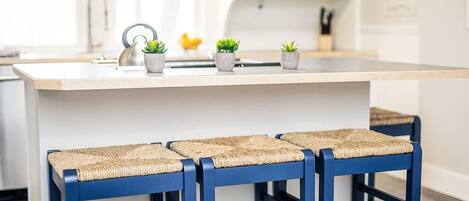 LÀgenhet - flera sÀngar (1536 10th Ave - Upper) | Eget kök | KylskÄp, vattenkokare, brödrost och grytor/köksredskap