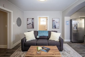 Huoneisto, useita sänkyjä (1536 10th Ave - Upper) | Olohuone | Älytelevisio