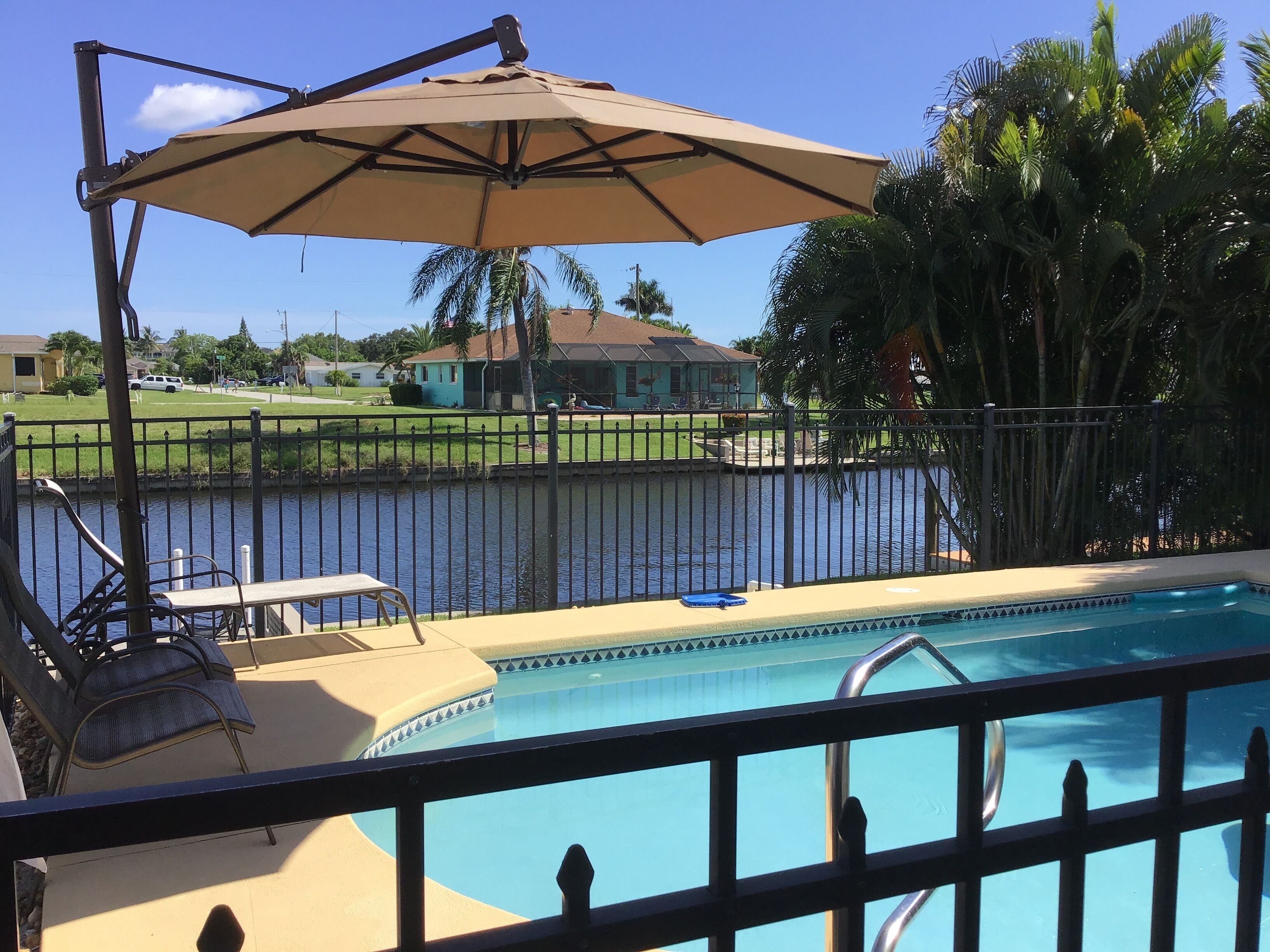 Great location, very safe, stores and restaurants nearby, pool, and fishing.