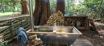 2인용 캐빈, 나무 태우는 온수 욕조 및 화로 있음