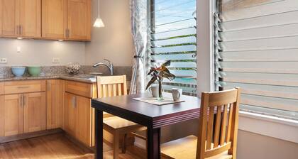 Cute Plantation Cottage; Walk into Wailuku Town; Central Location!