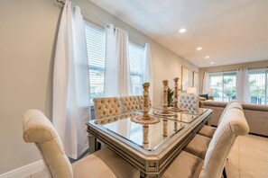 하우스, 침대(여러 개) (7392MA- Encore) | 전용 주방 | 냉장고, 쿡탑, 커피/티 메이커