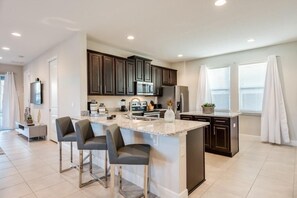 하우스, 침대(여러 개) (7392MA- Encore) | 전용 주방 | 냉장고, 쿡탑, 커피/티 메이커