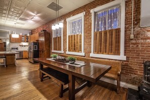 Casa de ciudad, 1 cama Queen size (262 Old Firehouse Alley, US) | Cocina privada | Refrigerador, microondas, parrilla de estufa y lavavajillas