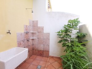 Shower, hair dryer, bidet, towels