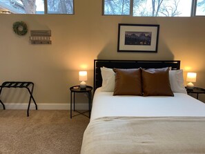 Apartamento, 1 cama Queen (633 Mathews St., US) | 1 quarto, Wi-Fi de cortesia, roupa de cama