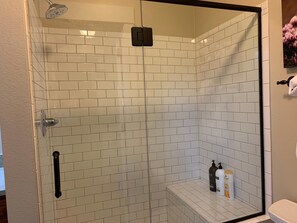 Apartamento, 1 cama Queen (633 Mathews St., US) | Banheiro | Secador de cabelo, toalhas de banho, sabonete, shampoo