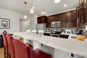 Casa de ciudad, varias camas (238 Osiander St. Unit D) | 3 habitaciones, tabla de planchar con plancha y wifi gratis