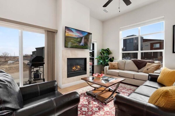 Casa de ciudad, varias camas (238 Osiander St. Unit D) | Sala de estar | Televisión