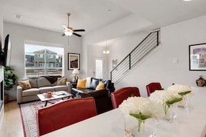 Casa geminada, várias camas (238 Osiander St. Unit D) | Sala de estar | TV