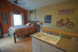 House, 1 Queen Bed (426 N. Loomis Ave.)