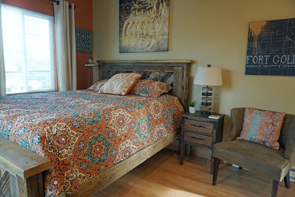 House, 1 Queen Bed (426 N. Loomis Ave.)