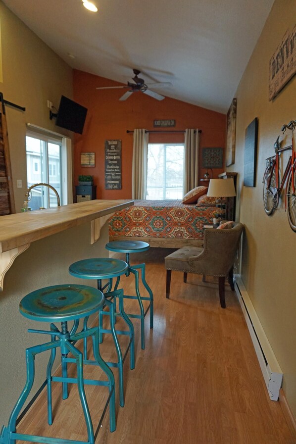 House, 1 Queen Bed (426 N. Loomis Ave.) | Private kitchen
