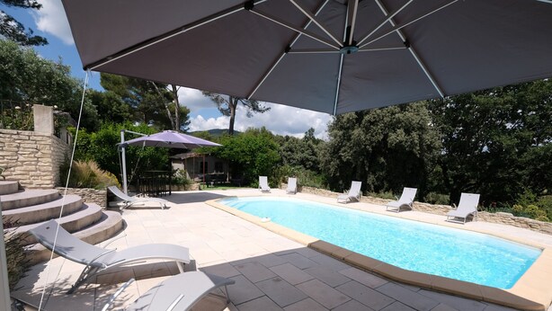 A swimming pool with lounge chairs and a pergola with an umbrella. - Vacation rental house with pool PUGET LS2-356 (Puget)