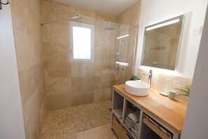 Bathtub, hair dryer, towels