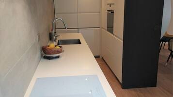 Een koelkast, een microgolfoven, een oven, een kookplaat