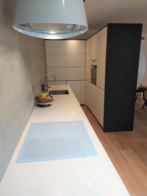 Een koelkast, een microgolfoven, een oven, een kookplaat