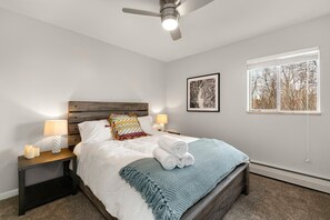 2 bedrooms, iron/ironing board, WiFi, bed sheets - Amazing Condo in the Heart of Old Town (Fort Collins)