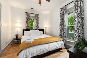 2 bedrooms, iron/ironing board, travel cot, free WiFi - Lola House! Cozy comfort, Prime Old Town Location (Fort Collins)