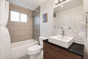 联排别墅, 多张床 (1755 E 16th St. Loveland) | 浴室 | 吹风机、毛巾、肥皂、洗发水