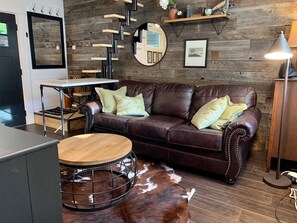 Nhà, 1 giường cỡ queen (320 E Plum St.) | Phòng khách | TV màn hình phẳng 50-inch có truyền hình kỹ thuật số, TV 