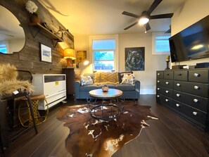 單棟房屋, 1 張加大雙人床 (320 E Plum St.) | 客廳 | 50 吋平面電視連數碼電視頻道、電視