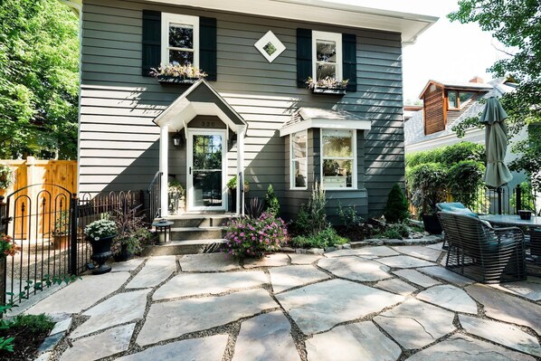 House, 1 Queen Bed (320 E Plum St.) | Exterior