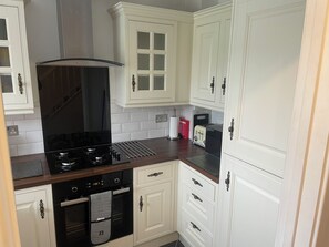 Rumah, 2 kamar tidur, pemandangan sungai | Dapur pribadi | Lemari es, microwave, ketel listrik, dan kursi makan untuk bayi