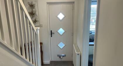 River House 2BR 1 Bathroom & Downstairs Toilet Parking St Neots Town Centre