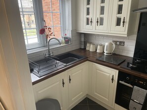 Maison, 2 chambres, vue fleuve | Cuisine privée | Réfrigérateur, micro-ondes, bouilloire électrique, chaise haute