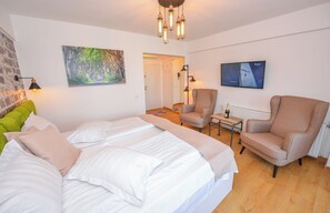 Studio, 1 Bedroom, City View | Living area