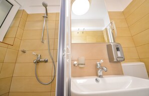 Studio, 1 chambre, vue sur la ville | Douche de la salle de bain