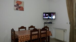 Apartment, 3 Bedrooms, Accessible, Smoking | Dining
