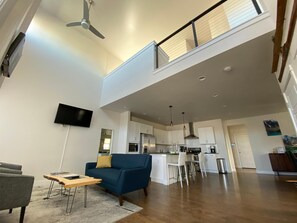 Talo, useita sänkyjä (The Colorado House in the Brewery & R) | Olohuone | 55–tuumainen äly-TV, jossa digitaalikanavat