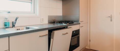 Køleskab, mikrobølgeovn, opvaskemaskine, højstol