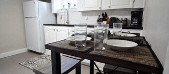 Charming Bungalow Next to UNC-FREE Cruiser Bikes!