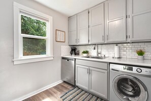 Nhà, nhiều giường (417 Park St.) | Bếp riêng | Tủ lạnh, lò vi sóng, lò nướng, dụng cụ pha cà phê/trà