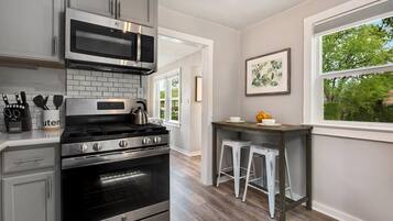 獨棟房屋, 多張床 (417 Park St.) | 私人廚房 | 大型冰箱、微波爐、烤箱、咖啡機/沖茶器