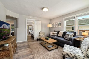 Nhà, nhiều giường (417 Park St.) | Phòng khách | Smart TV