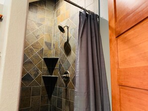 Ferienhaus, Mehrere Betten (Chic Carriage house near old town w/f) | Badezimmer | Haartrockner, Handtücher, Seife, Shampoo