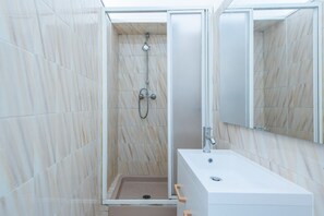 Bathtub, hair dryer, towels