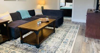 Inviting Bungalow Next to UNC - Free cruiser bikes!