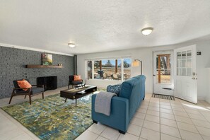 Maison, Plusieurs lits (626 Country Club Rd- Whole) | Salle de séjour | Téléviseur connecté de 55 po avec télévision numérique, téléviseur