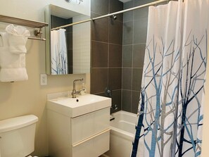 Hus - flere senge (626 Country Club Rd- Whole) | Badeværelse | Kombination af bruser/badekar, hårtørrer, håndklæder, Sæbe