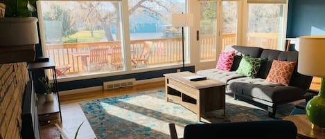 Rumah, Beberapa Tempat Tidur (626 Country Club Rd- Whole) | Ruang keluarga | Smart TV 55-inci dengan saluran TV digital dan TV