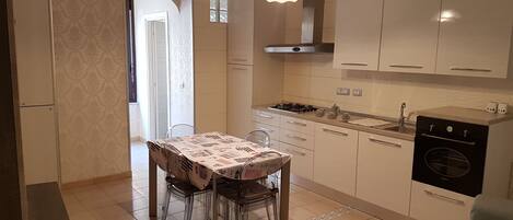 ثلاجة، فرن، موقد طهي مسطح، ماكينة لصنع القهوة/الشاي