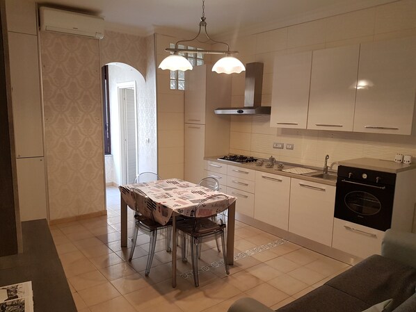 Fridge, oven, stovetop, coffee/tea maker