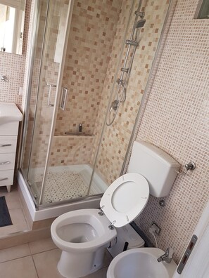 Secador de cabelo, toalhas de banho, sabonete, papel higiênico