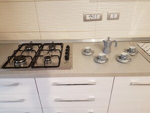 Fridge, oven, stovetop, coffee/tea maker - Sweet House "Angevin Dynasty" - An unforgettable experience! (Napoli)
