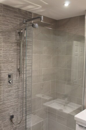 Bathroom - Large, Modern Apartment In Quiet Gated Community (Bromley)